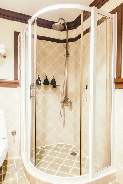 Prysznicową we wnętrzu łazienki — Zdjęcie stockowe
