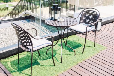 Boş masa ve sandalye