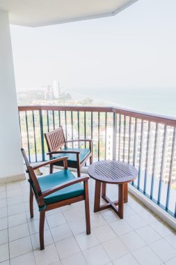 Boş masa ve sandalye