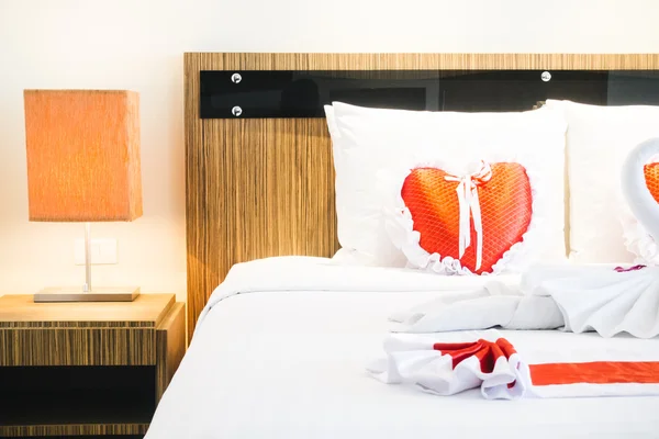 Romantische schöne Luxus-Bett-Dekoration — Stockfoto