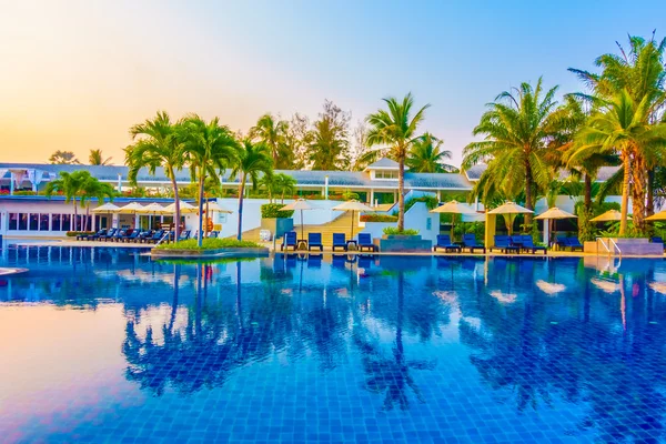 Bella piscina all'aperto di lusso — Foto Stock