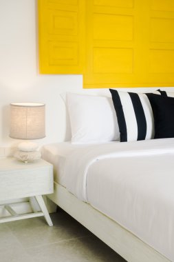 Güzel lüks yastık yatak üzerinde