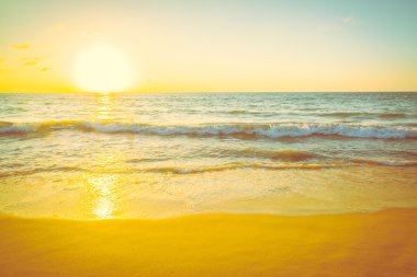 Günbatımı ile deniz ve plaj