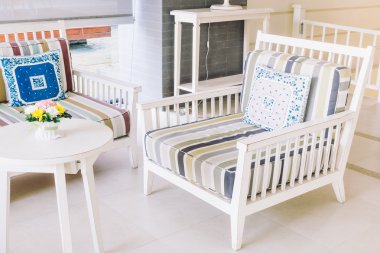 Kanepe üzerinde güzel lüks yastıklar