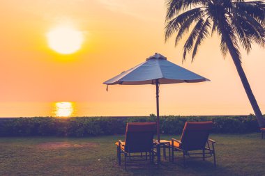 Boş şemsiyeleri ve sandalyeler, Twilight zamanlarda