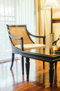 Boş masa ve sandalye