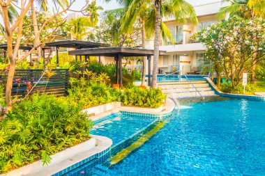 Boş şemsiyeleri ve sandalyeler