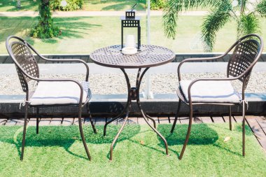 Boş masa ve sandalye