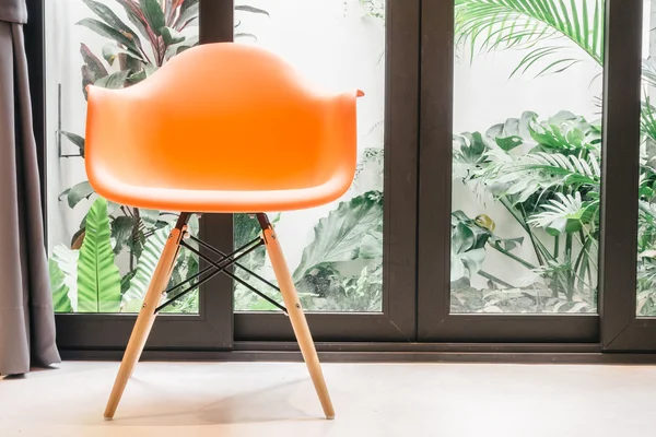 Оранжевый стул со светлой лампой — стоковое фото