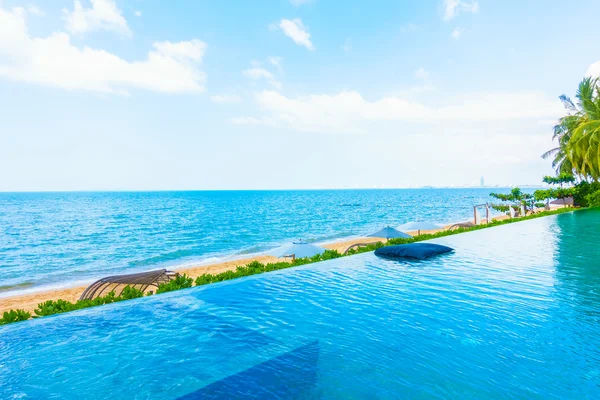 Beautiful luxury hotel swimming pool — Stock Photo, Image
