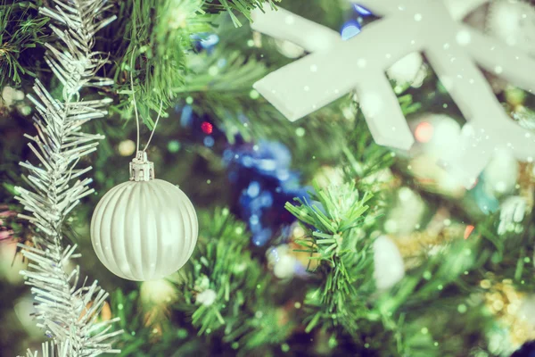 Decoración de Navidad en el árbol —  Fotos de Stock