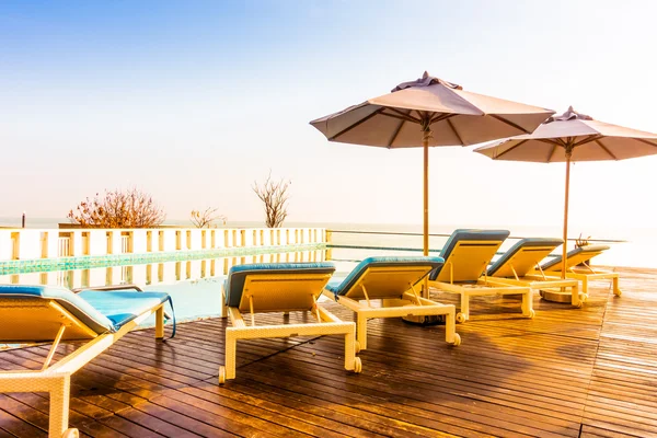 Schöner Luxus-Pool im Hotel — Stockfoto