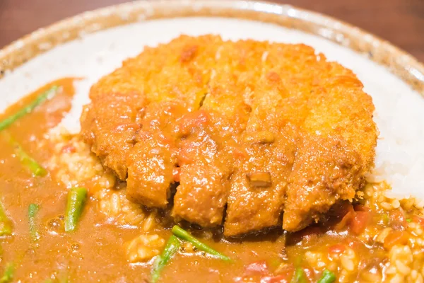 Porc frit avec sauce au curry — Photo