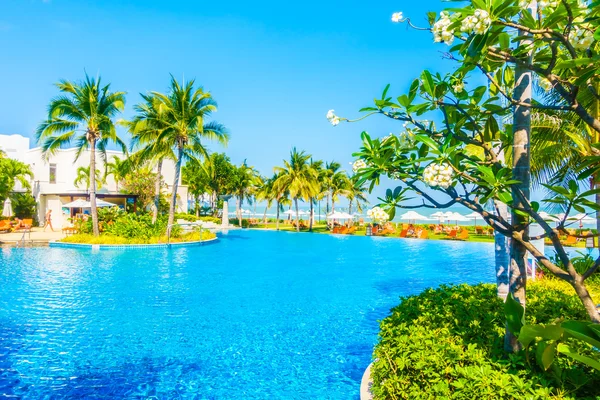 Bella piscina di lusso — Foto Stock