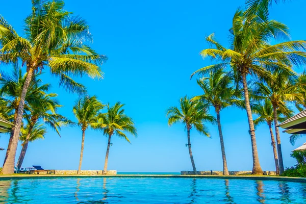 Bella piscina di lusso — Foto Stock