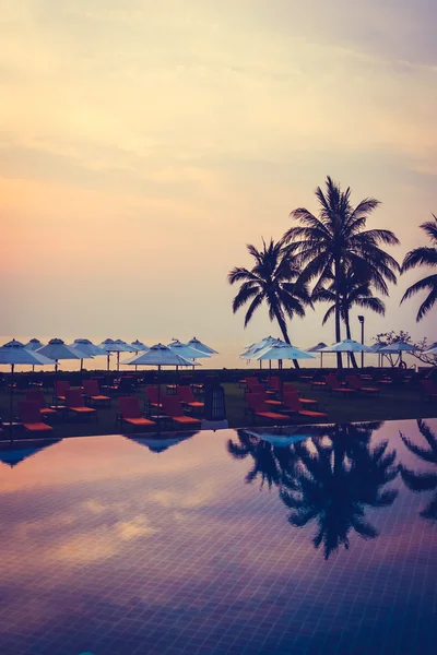 Silhouettes de palmiers sur piscine — Photo