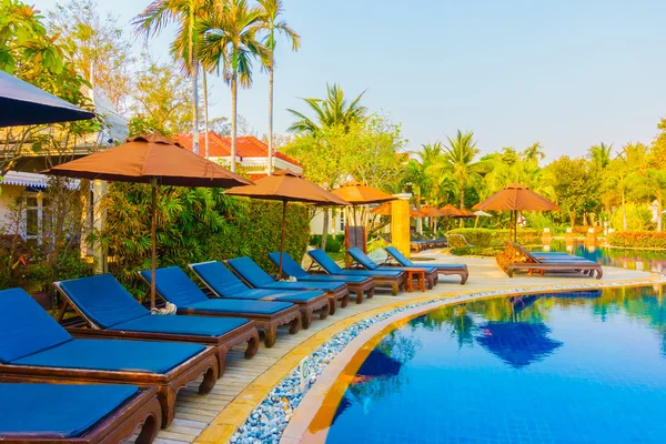 Swimming pool in hotel resort — Stock Photo, Image