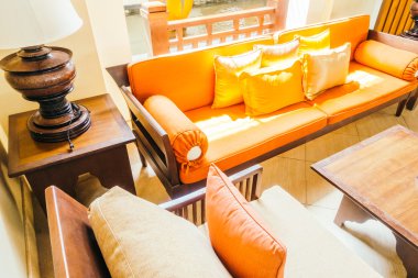 Boş tahta kanepe ve sandalye