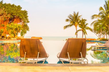 Palmiye ağaçları ile lüks Yüzme Havuzu