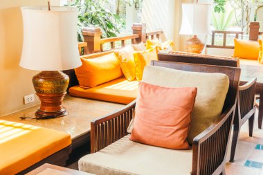 Boş tahta kanepe ve sandalye