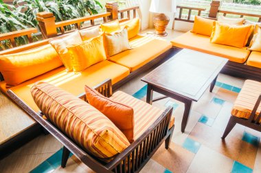 Boş tahta kanepe ve sandalye