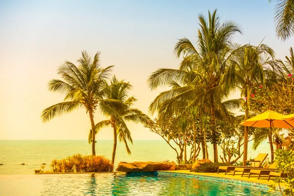 Bela piscina com palmeiras — Fotografia de Stock