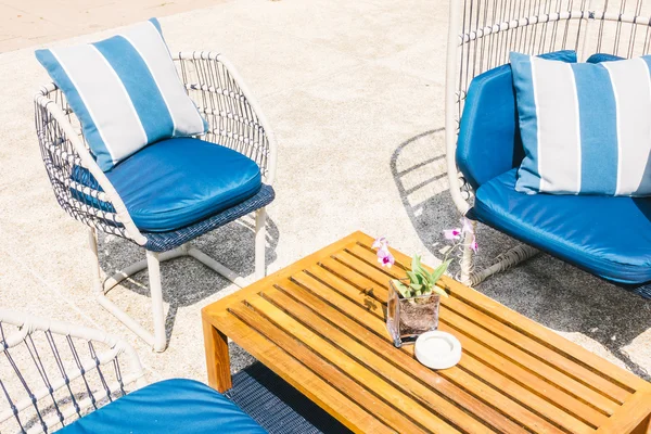 Buiten patio met lege stoelen — Stockfoto