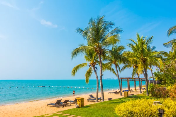 Hermosa playa y mar con palmeras —  Fotos de Stock