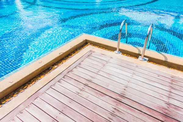 Schöner Pool mit Palmen — Stockfoto