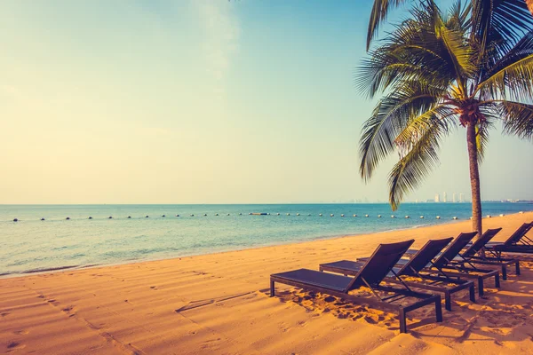 Gyönyörű strand és a pálmafa-tenger — Stock Fotó