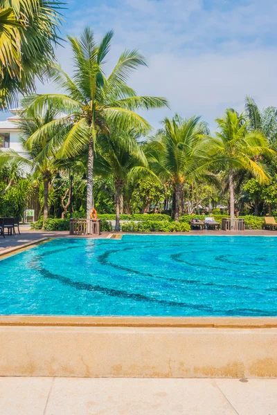 Palmiye ağaçları ile güzel Yüzme Havuzu — Stok fotoğraf