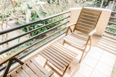 Boş sandalye ve masa