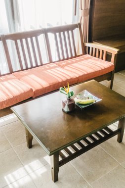 Boş tahta kanepe ve sandalye