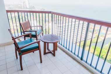 Boş masa ve sandalye