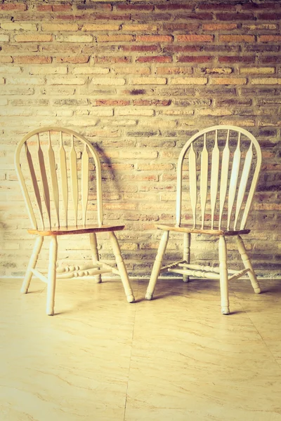 Houten stoelen tegen muur — Stockfoto