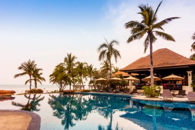 Palmiye ağaçları ile lüks Yüzme Havuzu