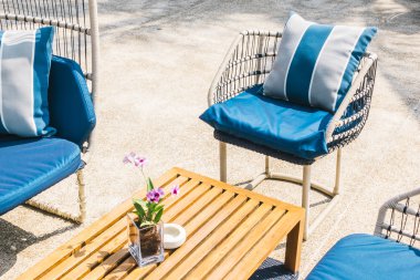 Boş sandalye ile açık veranda