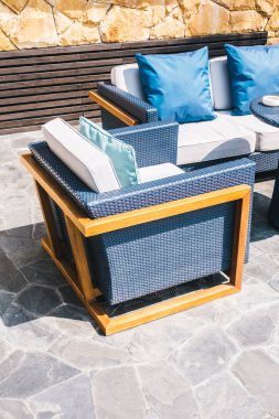 Boş sandalye ile açık veranda