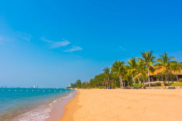 Belle plage et mer avec palmiers — Photo