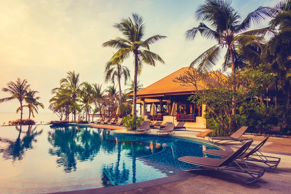 Palmiye ağaçları ile lüks Yüzme Havuzu — Stok fotoğraf