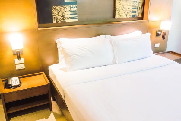Almohada blanca en la cama —  Fotos de Stock