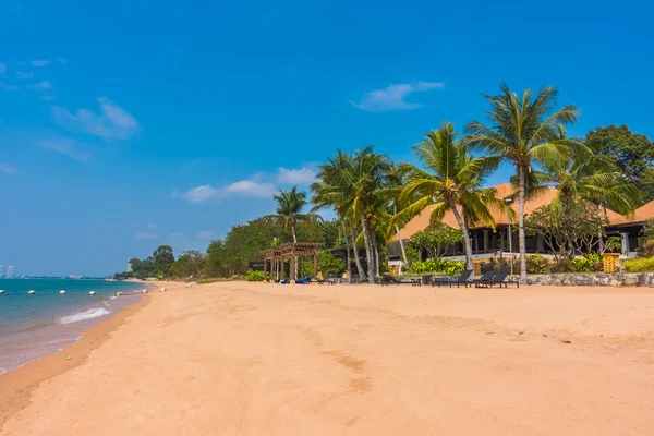 Mooi strand en zee met palmbomen — Stockfoto