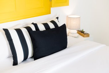 Güzel lüks yastık yatak üzerinde