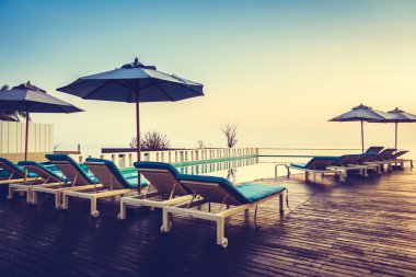 günbatımı ve alacakaranlık süreleri ile Yüzme Havuzu