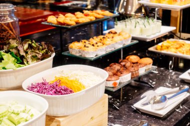 Otel restoranında yemek kahvaltı büfesi