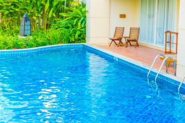 Boş şemsiyeleri ve sandalyeler