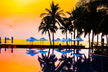 Ve Yüzme Havuzu palmiye ağaçlarının Silhouettes