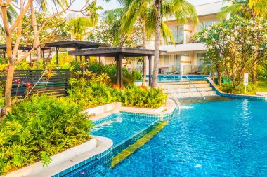 Boş şemsiyeleri ve sandalyeler