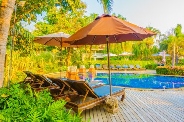 Otel havuzunda yüzme havuzu