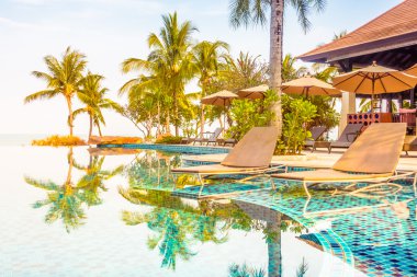 Palmiye ağaçları ile lüks Yüzme Havuzu